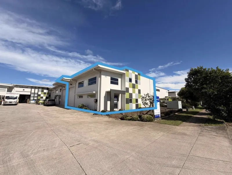 SeaFoam workshop unit at 3/39-41 Lysaght Street Coolum Beach, outlined in blue